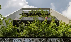 Nhà 4 tầng ứng dụng nhiều giải pháp chống nắng hướng Tây