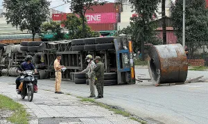Cuộn thép rơi xuống đường khi ôtô bị lật